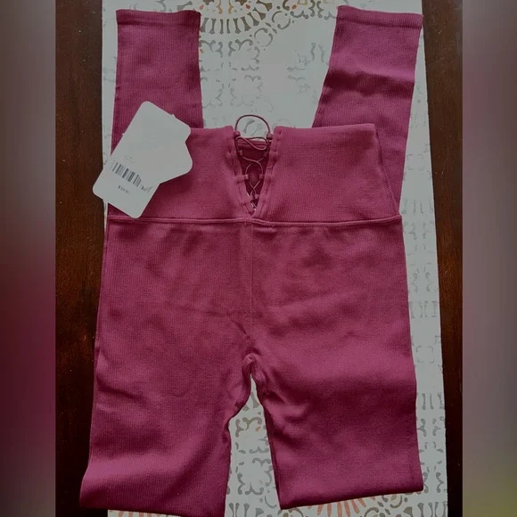 *NWT* Fabletics Statement High Waisted Leggings Suze XSmall Burgundy Red New - Picture 1 of 3